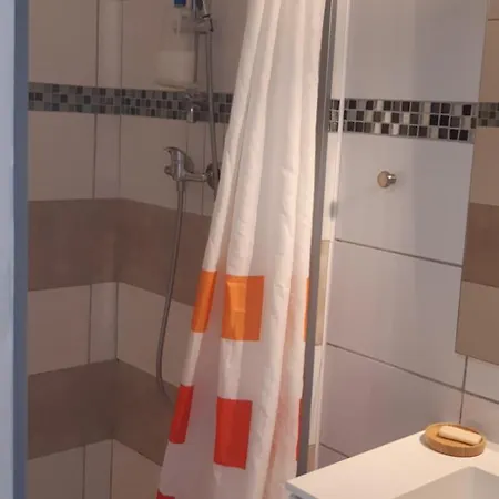 Apartament Confortable Terrasse & Gare Et Centre 10 Min A Pied Nîmes